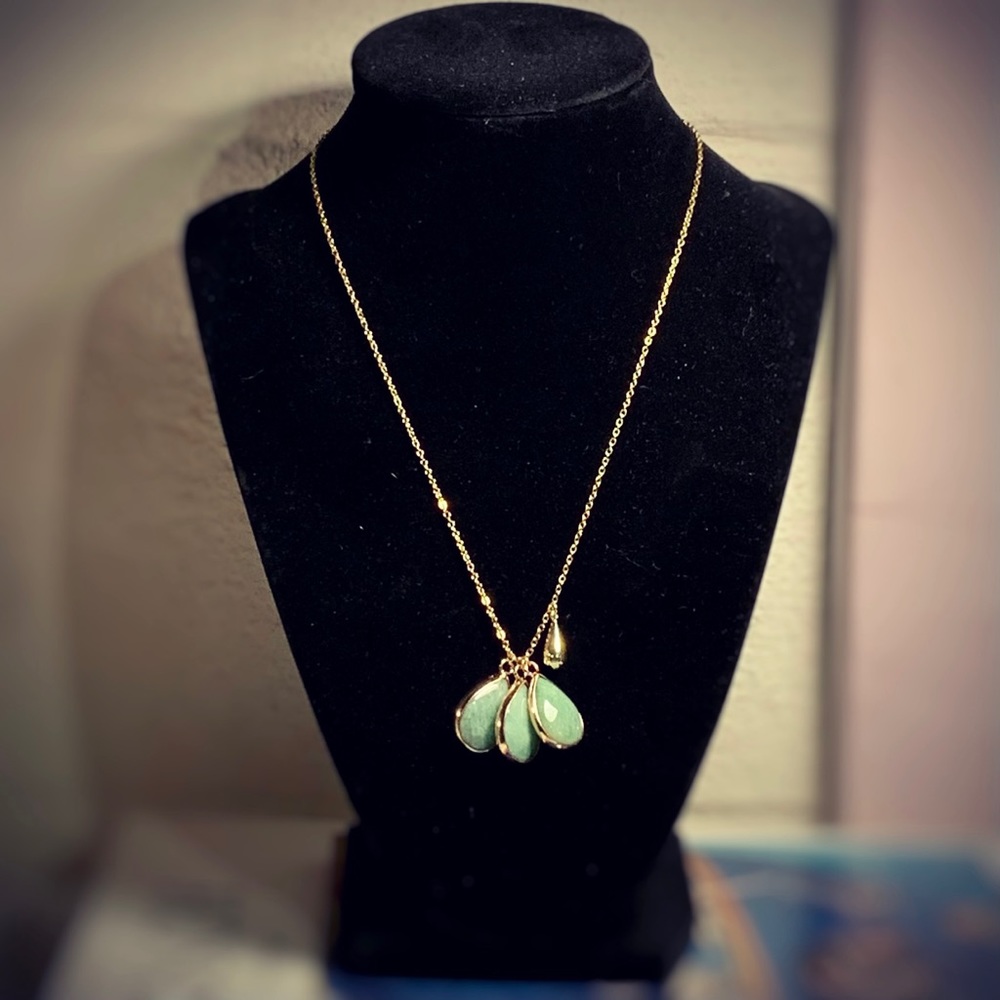 NEW Meghan Markle Inspired Genuine Aventurine Gemstone Pendant Goldtone Necklace - Picture 2 of 9